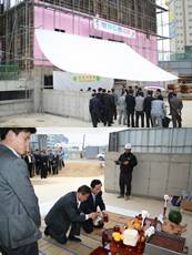 지난 2012.4.13(금) 청당동 본점 종합청사 신축공사 현장에서 조합장님을 비롯한 30여명의 사무소장과 관계자들이 참석한 안전 기원제가 열렸습니다.

앞으로 준공까지 많은 .. 대표 이미지